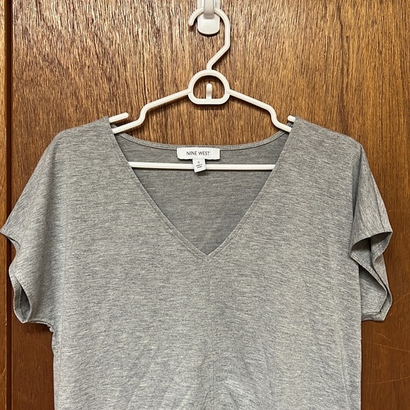 ◽️NINE WEST: Women’s size S, gray short sleeve v-neck, slightly cropped blouse◽️ - Picture 5 of 9